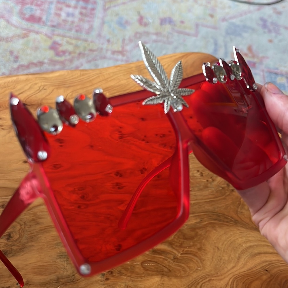 Red square sunglasses with silver weed leaf and red gemstones - Picture 4 of 4